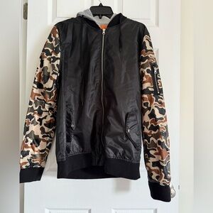 Carbon Black Jacket Men’s Large with Camo Sleeves Streetwear Winter Lightweight
